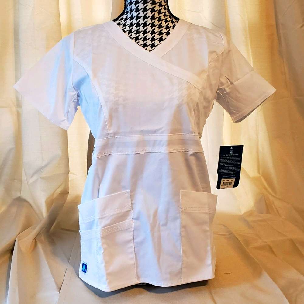 ADAR MEDICAL: NURSES POP STRETCH SCRUB TOP.